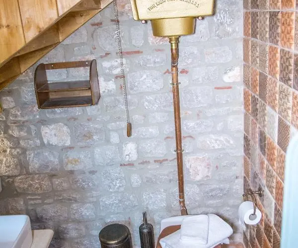 Nyaraló To Stolidi Tis Psinthou *