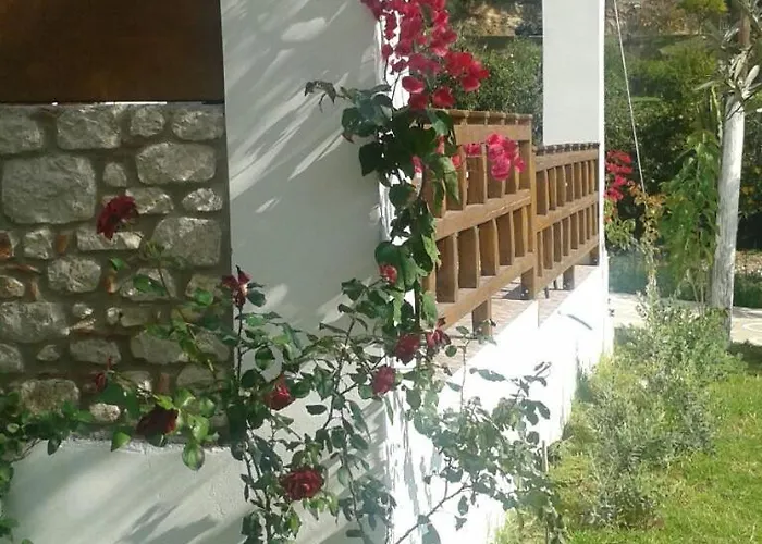 Nyaraló To Stolidi Tis Psinthou